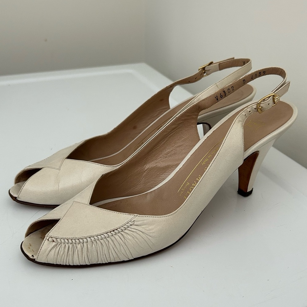 Bruno Magli Peep Toe Slingback Heels Cream Ivory Size 8 AAAA Extra Narrow